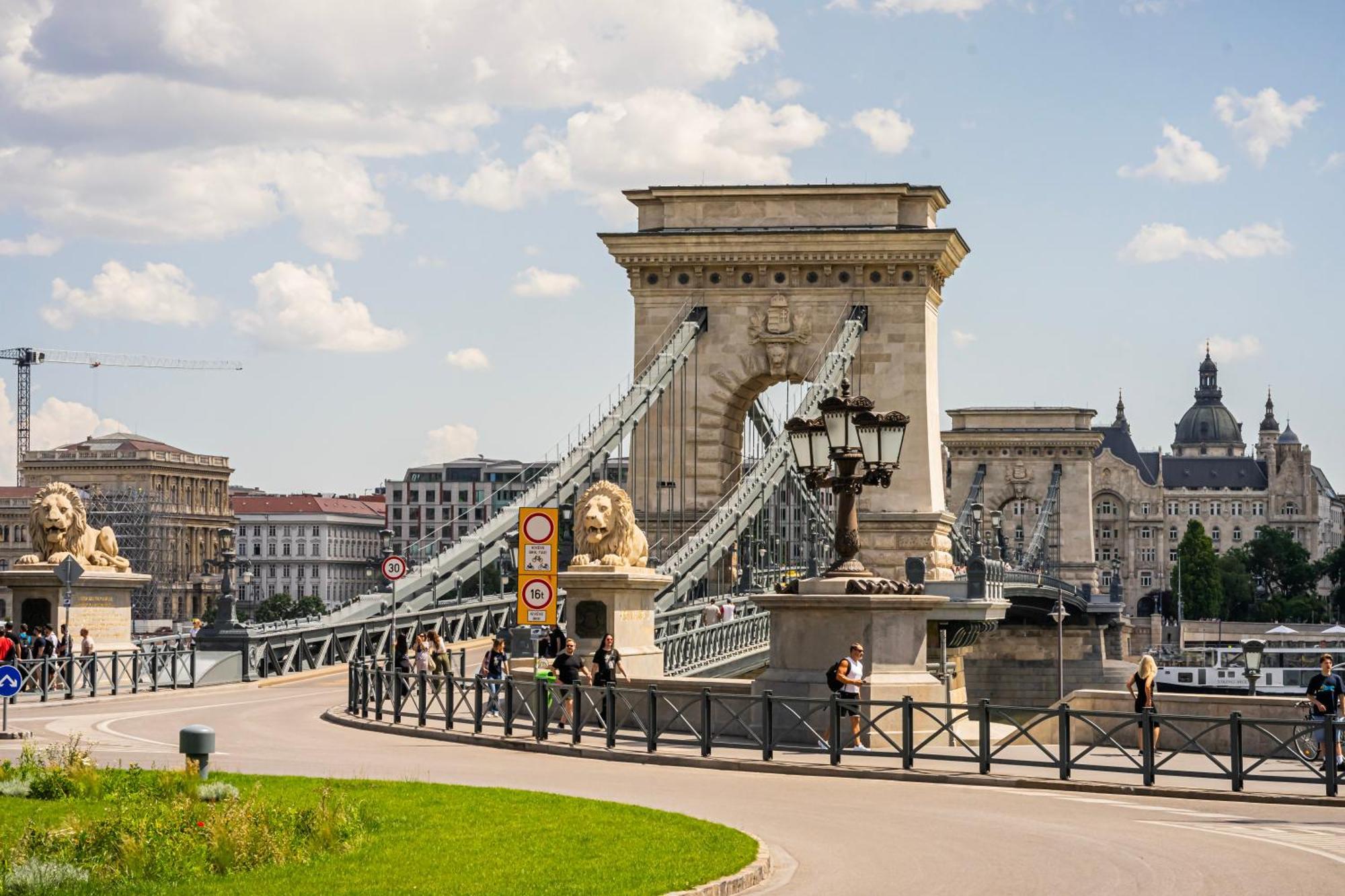 Elegant Escape By Buda Castle For Pleasure Seekers Budapest Exterior foto